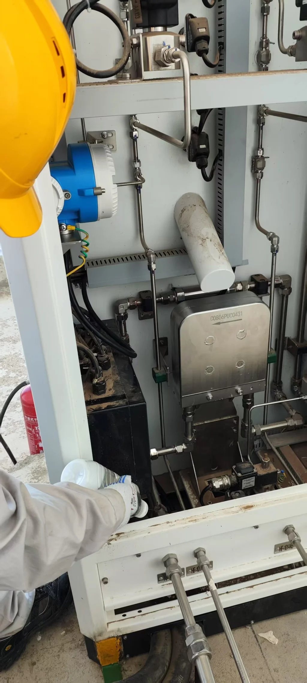 Hydrogen refueling station metering unit