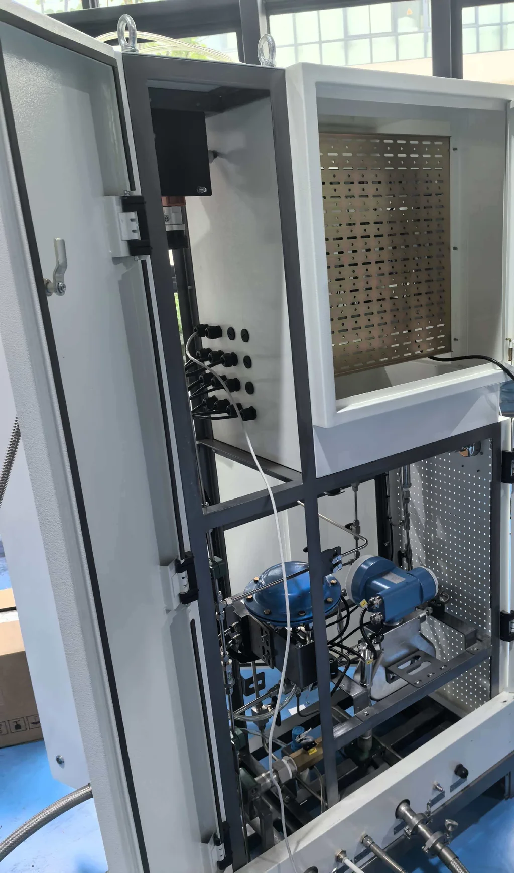 Mass-EXPERT equipment in a hydrogen refueling station cabinet